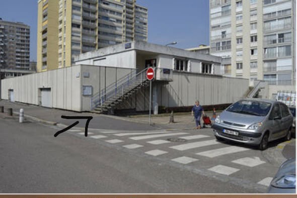 La rue Geuffroy et le bâtiment de la salle, avec une flèche vers l'escalier